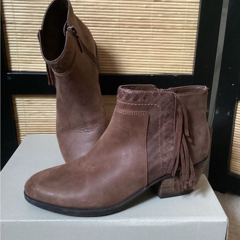 ♦️ CLARKS Artisan Leather Ankle Boots Sz 6 EUC fringe western bootie brown